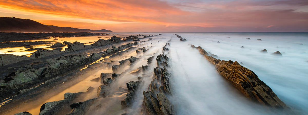 Ruta del flysch en la playa de Sakoneta