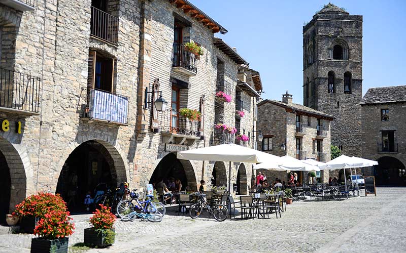 5 spectacular squares in Spanish towns