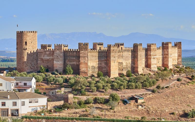 El castillo de Burgalimar con sus torres ortogonales