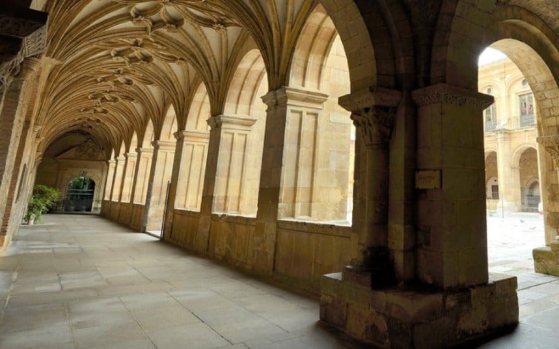 Claustro de la basílica de San Isidoro en León