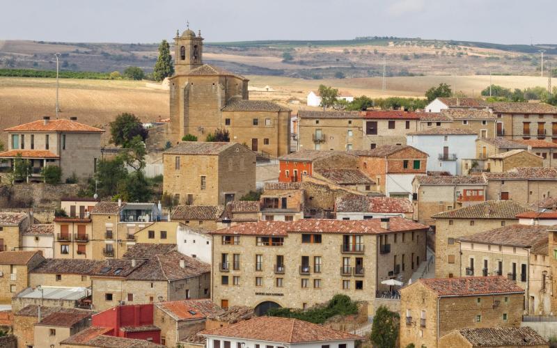 La iglesia del Santo Sepulcro dominando Torres del Río