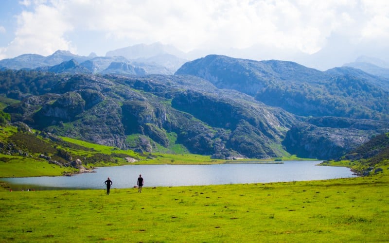 Bello paisaje del lago Ercina en Covadonga