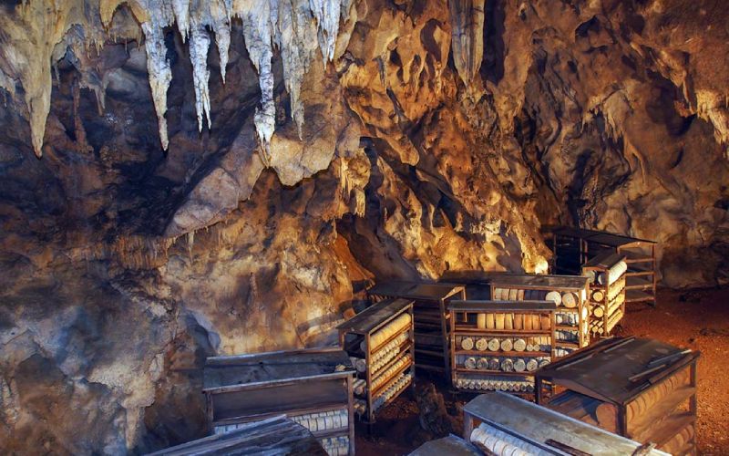 Shared cave for refining the Gamonéu
