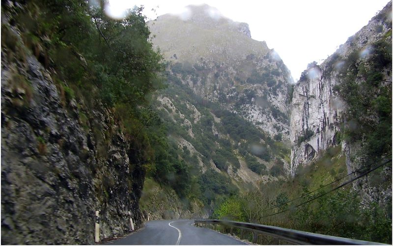 Inner road of the desfiladero de la Hermida. | Wikimedia CC