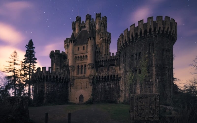 Butrón Castle by night