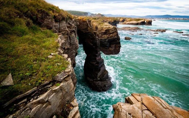 A view of a cliff from the top