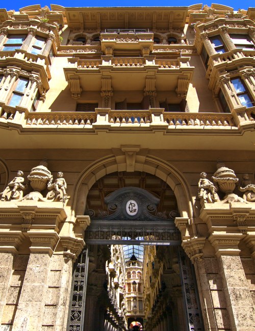 Fachada exterior del pasaje de Lodares