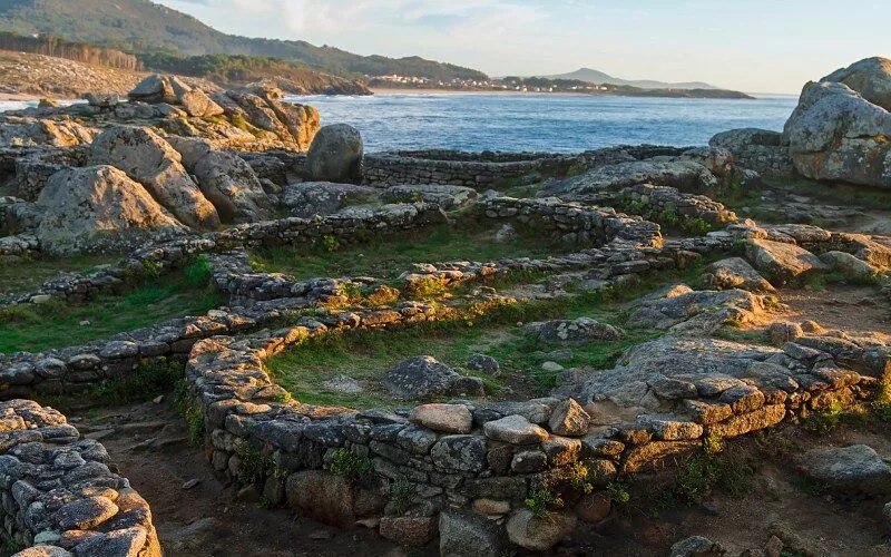 The old ruins of a fort in front of the sea