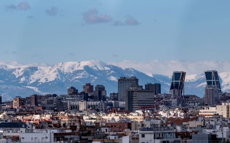 Panoramic view of Madrid with a mountain range in the background