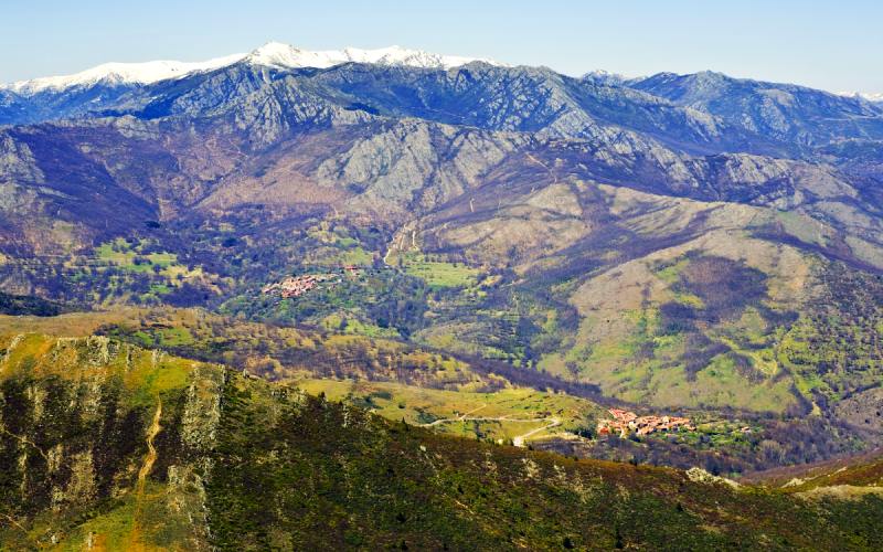 El Cardoso de la Sierra and La Hiruela, nestled on a mountain