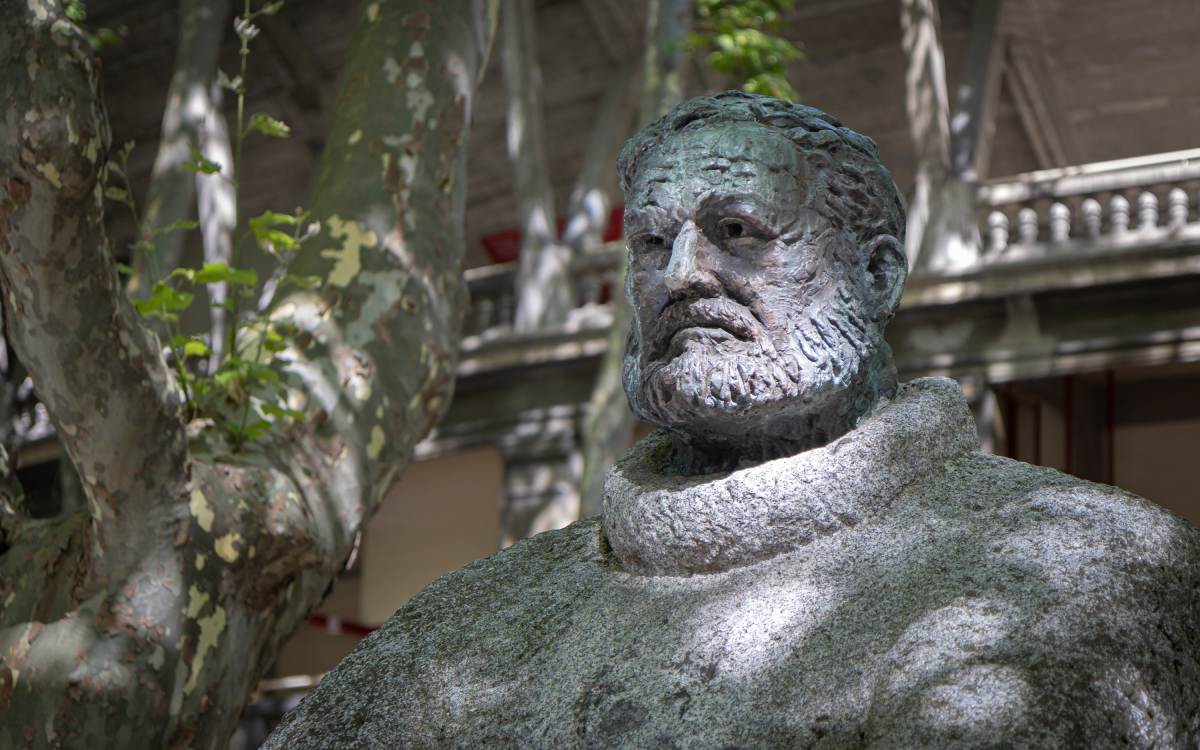 Ernest Hemingway sculpture.