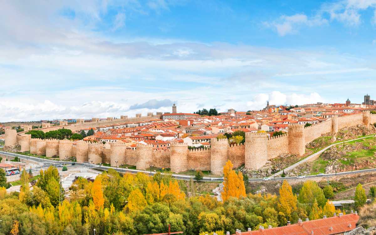 Panoramic view of Ávila and its walls.