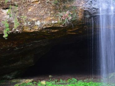 Cueva Serena waterfall: a treasure from Soria next to an enchanted city