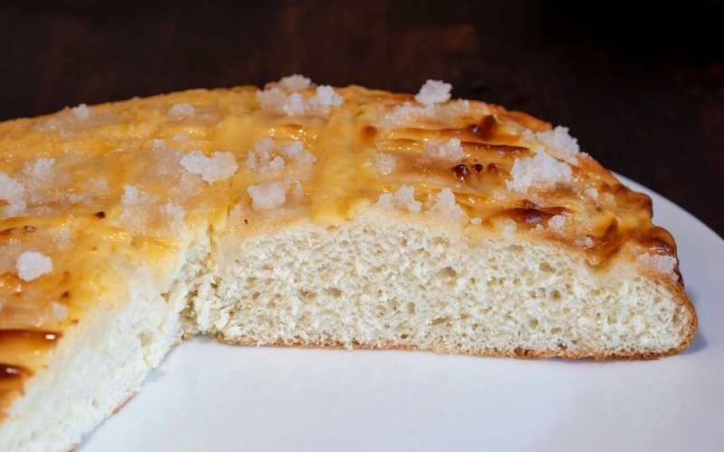 A larpeira, a cake with orange pastry cream and sugar on top