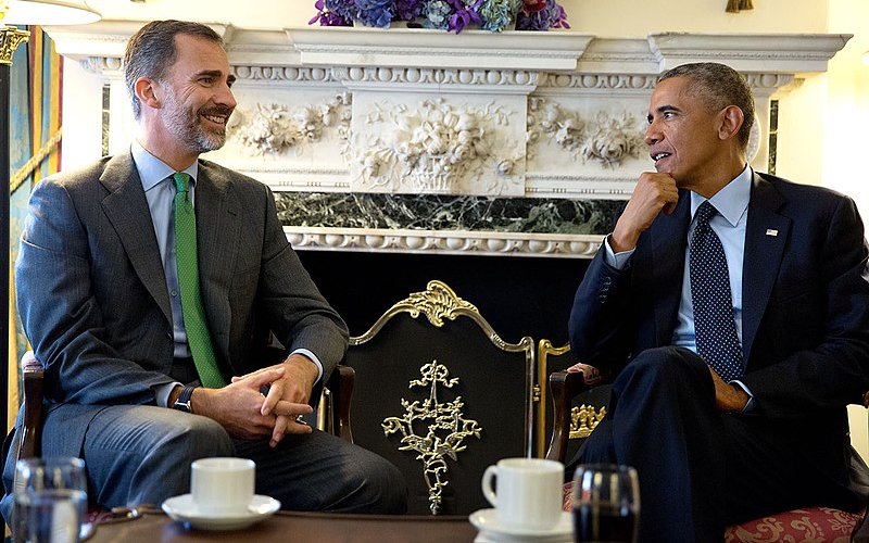 King Felipe VI and President Barack Obama sitting in front of a table with cups of tea