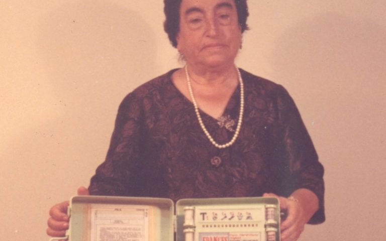 Ángela Ruiz Robles with her invention