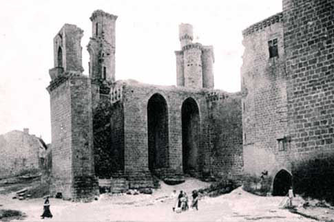 Vista antigua de las ruinas del Castillo de los Reyes de Navarra en Olite