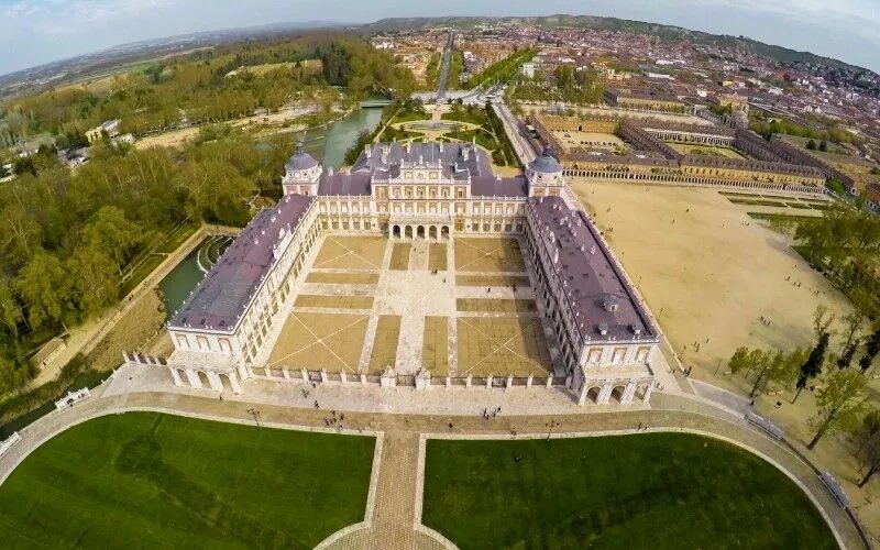 A view from above of the impressive building of Aranjuez, surrounded by gardens