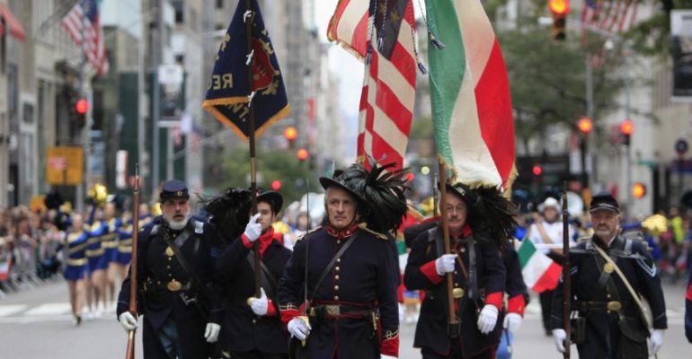 Italian flags instead of Spanish: the peculiar Hispanity Day in the USA