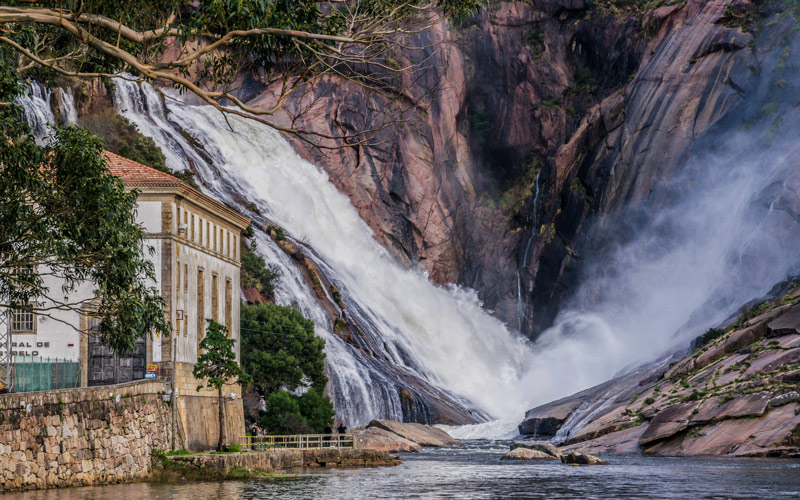 Views of Ézaro Waterfall | Shutterstock