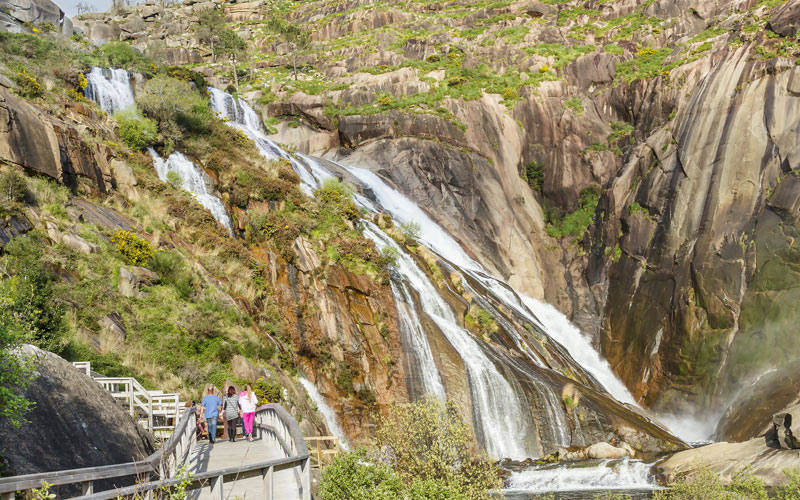 Ézaro Waterfall, route | Shutterstock