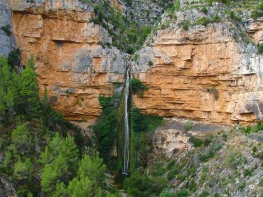 El Chorrador, the large 70-metre waterfall hidden in Castillo de Villamalefa