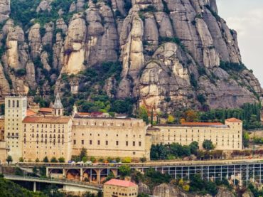 Santuari de la Mare de Deu de Montserrat, faith hidden between vineyards and mountains