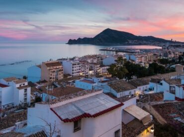 Where do most US and UK expats live in Spain and why?