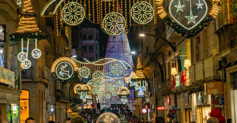 Vigo starts setting up its popular Christmas lights