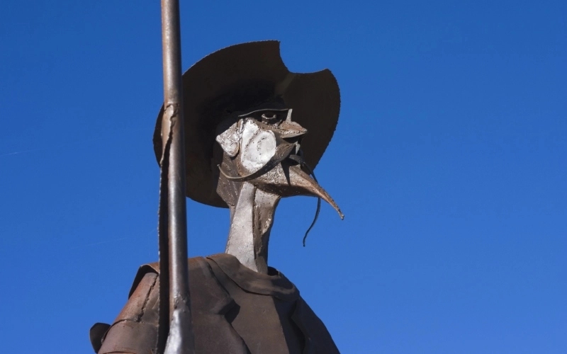 A metallic statue of Don Quixote