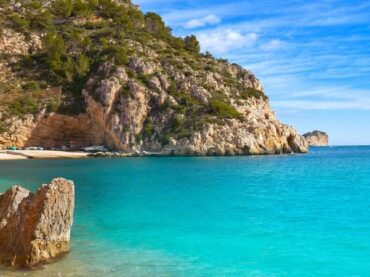 5 paradises to breathe the purest Mediterranean breeze
