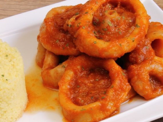 Squids in tomato sauce, simple and cheap for a quick meal