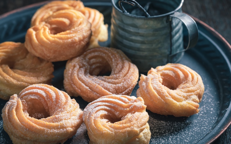 Spiral-shaped round cakes on a tray