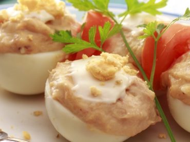 Stuffed eggs with lots of flavor, a recipe to treat yourself