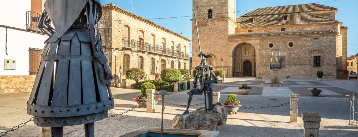The statues of Dulcinea and Don Quixotes in a square